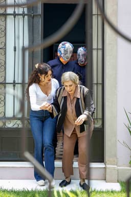 Três Graças: Gerluce e Josefa são levadas como reféns após o roubo.. Reprodução: Gshow