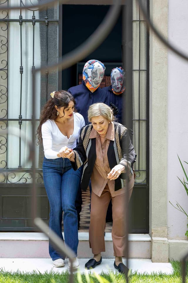 Três Graças: Gerluce e Josefa são levadas como reféns após o roubo.. Reprodução: Gshow