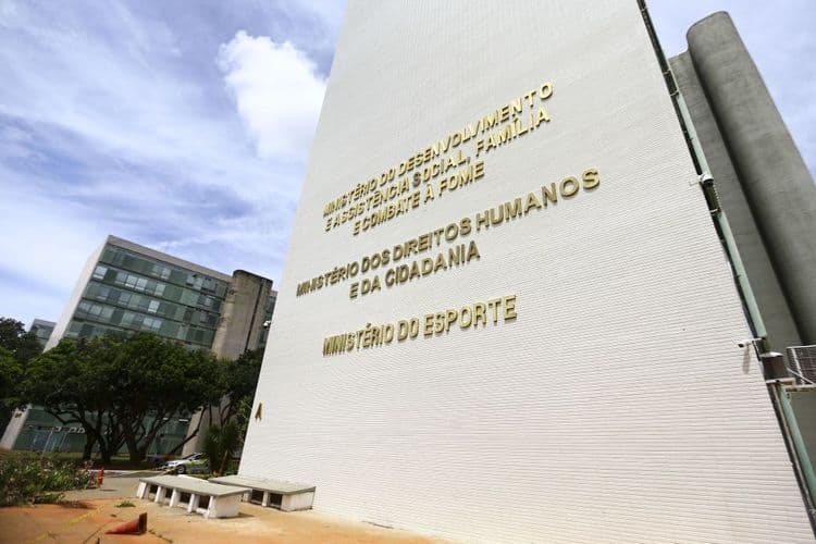 Investigações sobre irregularidades na distribuição de marmitas