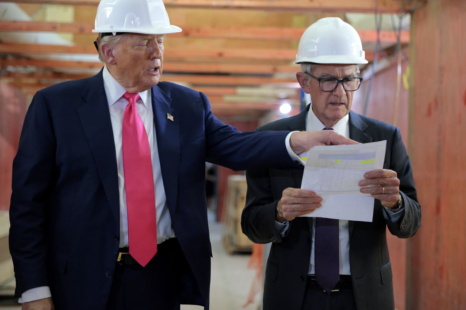 Trump visita o Federal Reserve e discute reformas com Powell, expressando preocupação com gastos excessivos. Reprodução: Globo