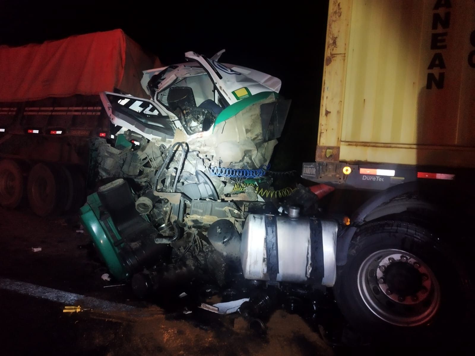 [Motorista fica gravemente ferido após colisão traseira com carreta na BR-050, Uberaba]. Reprodução: G1