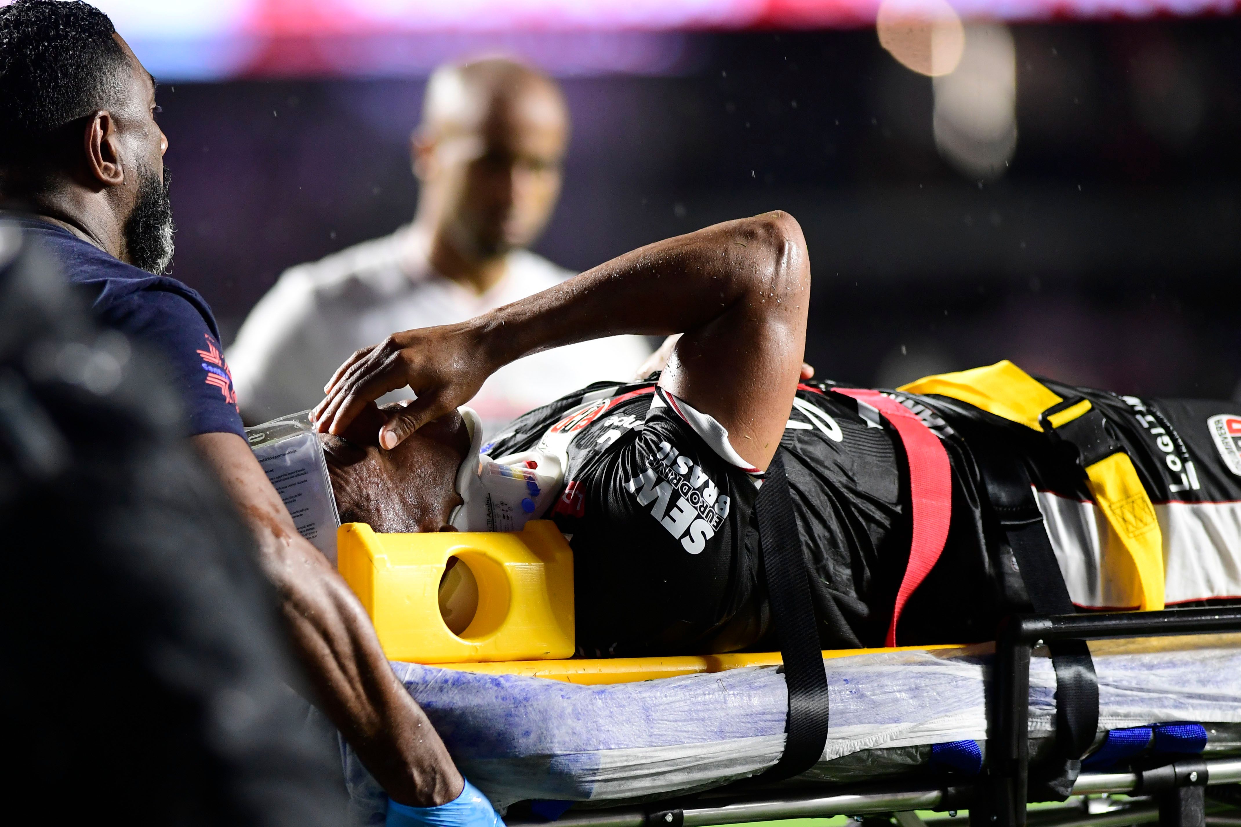 Jogador deixa Morumbi em ambulância após choque de cabeça. Reprodução: Ge