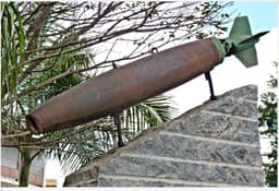 Bomba inerte exposta na Praça da Bomba, Formiga (MG), lembrando o episódio de 1987. Legenda da imagem. Reprodução: G1