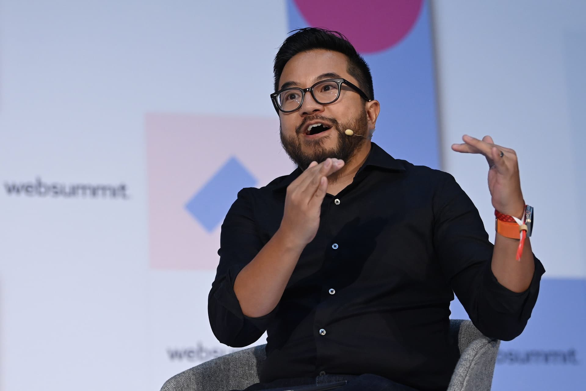Garry Tan discute a importância de fundadores de AI se aproximarem de clientes durante palestra no Web Summit. Reprodução: Business Insider