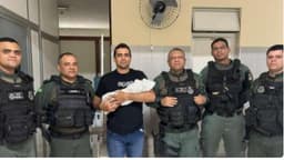 Bebê com sinais vitais é encontrado por policiais em ocorrência de achado de cadáver. Reprodução: Ultimo Segundo