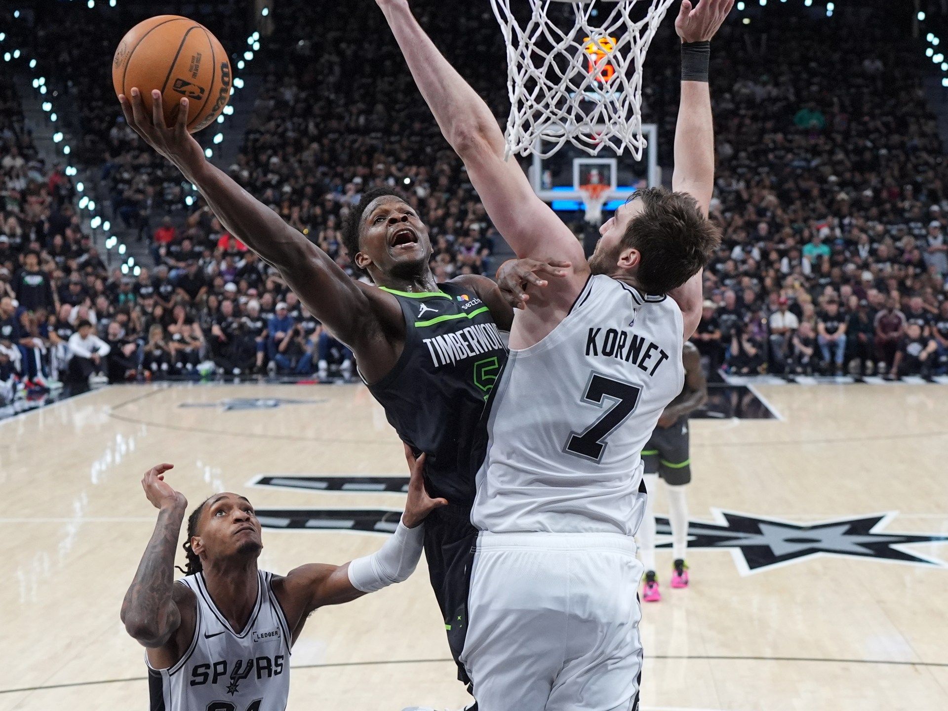 Timberwolves win, tie playoff series after Spurs’ Wembanyama ejected - Foto: Aljazeera