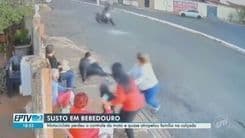 Motociclista perde controle e quase atinge família na calçada em Bebedouro, SP.; Reprodução: EPTV