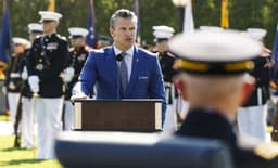 800 oficiais convocados a Quantico para reunião com o ministro da Guerra, Pete Hegseth. Legenda da imagem. Reprodução: Retorno do item 11