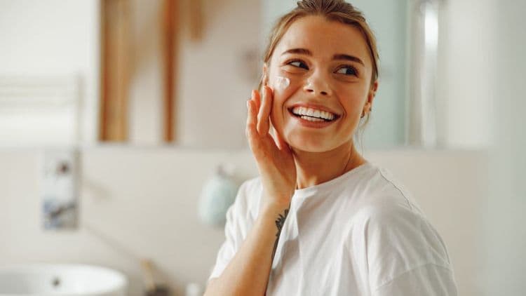 Nova crema facial promete reduzir granitos sem irritar a pele. Reprodução: El País