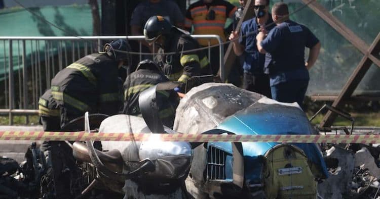 Avião cai e atinge ônibus em São Paulo