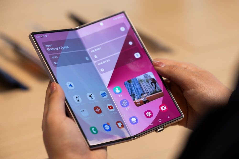 Novos modelos de smartphones dobráveis da Samsung estão previstos para lançamento em breve. Reprodução: Gizmodo