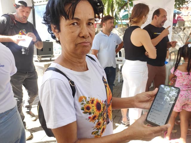 Professora Soledade participa da inauguração de três pontos de Wi‑Fi na Praça Dr. Carlos, Montes Claros. Legenda da imagem. Reprodução: Retorno do item 11