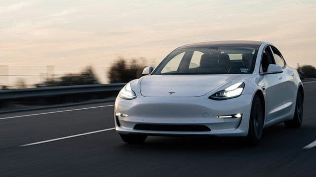 Vandalismo Contra a Tesla: Protesto ou Crime?