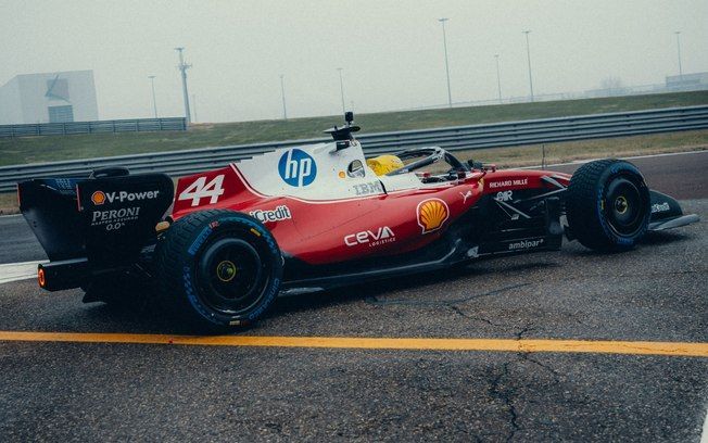 [Mercedes revela novidade; Ferrari encara susto no lançamento dos carros]. Reprodução: Esporte