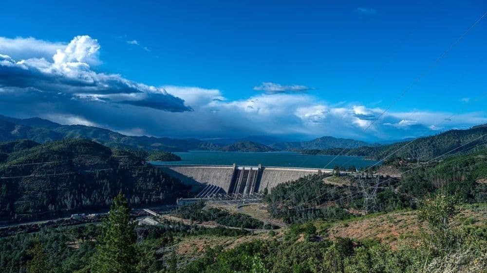 Pesquisas indicam que barragens estão causando a deriva dos polos da Terra em mais de um metro. Reprodução: Gizmodo