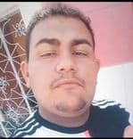 Mulher encontra filho morto em casa; a residência estava fechada com evidências de crime. Legenda da imagem. Reprodução: Alagoas 24 Horas