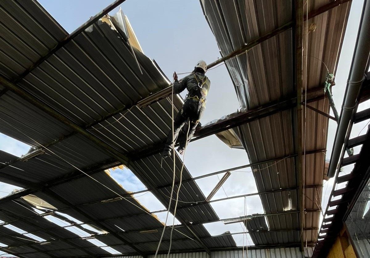 Voluntários brasileiros consertam telhados danificados em Portugal após tempestades.. Reprodução: Oglobo
