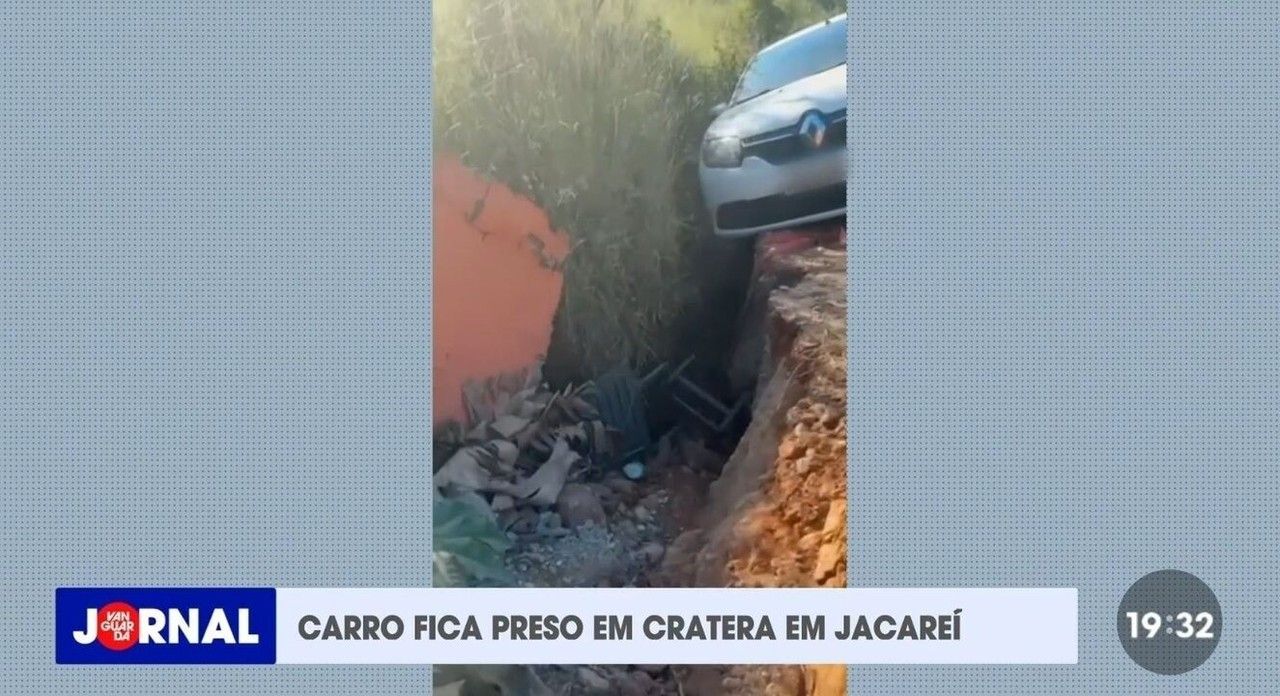 Motorista perde controle, carro fica preso em vala em Jacareí. Reprodução: G1