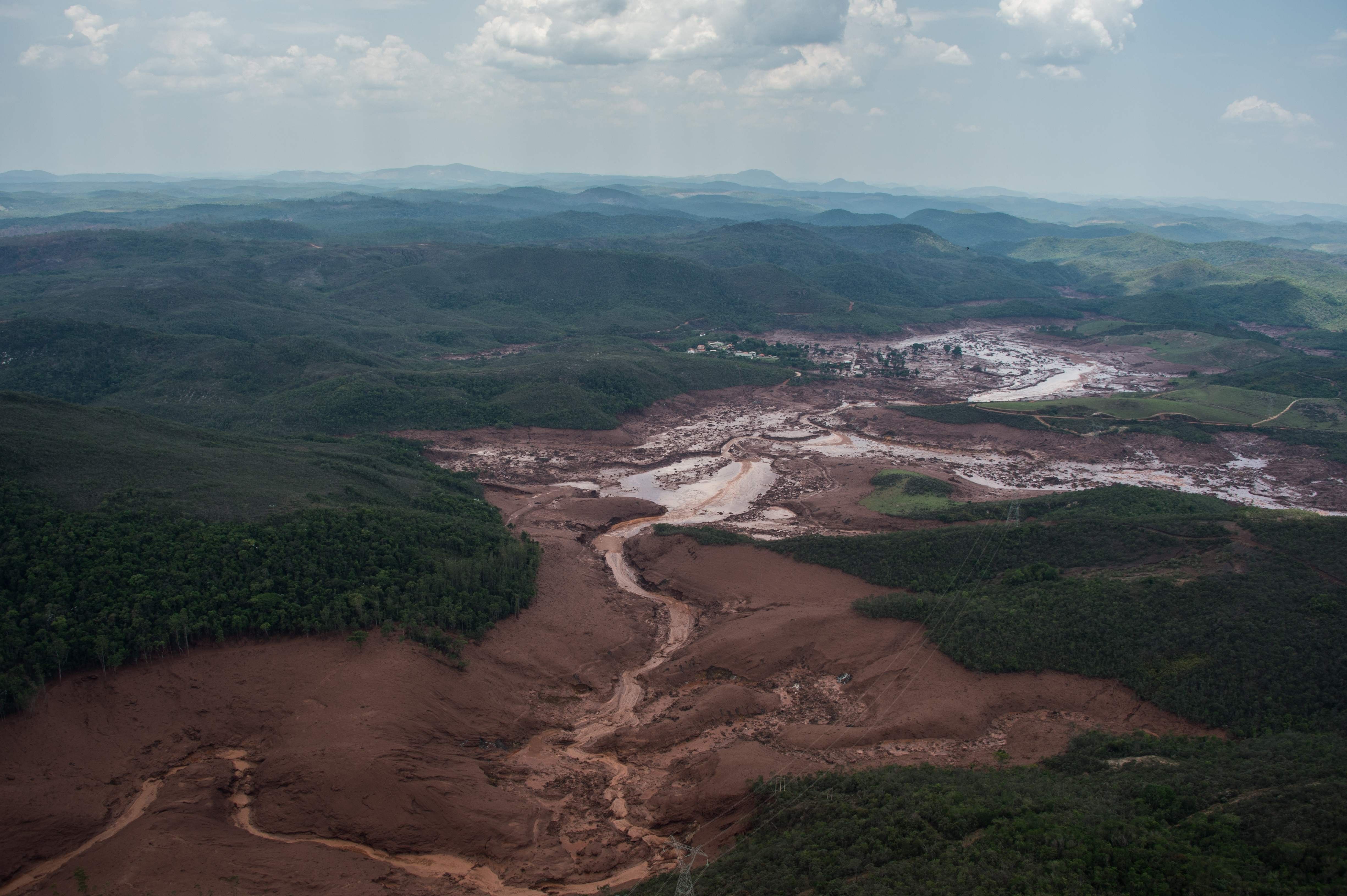 Imagem aérea mostra Bento Rodrigues um dia após o rompimento da barragem de Mariana.. Reprodução: Oglobo