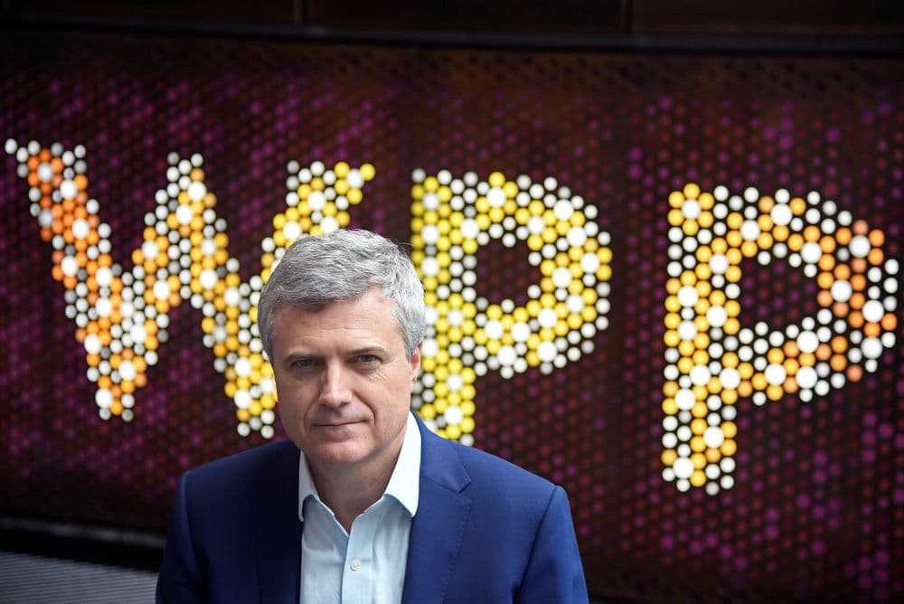 Mark Read, CEO da WPP, enfrenta desafios em meio a queda de ações e concorrência com a IA. Reprodução: Reuters
