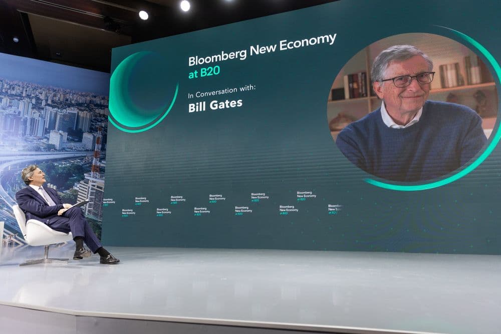 Bill Gates alerta sobre a substituição de humanos pela IA em diversas profissões, exceto biologia, programação e energia. Legenda da imagem. Reprodução: Globo.
