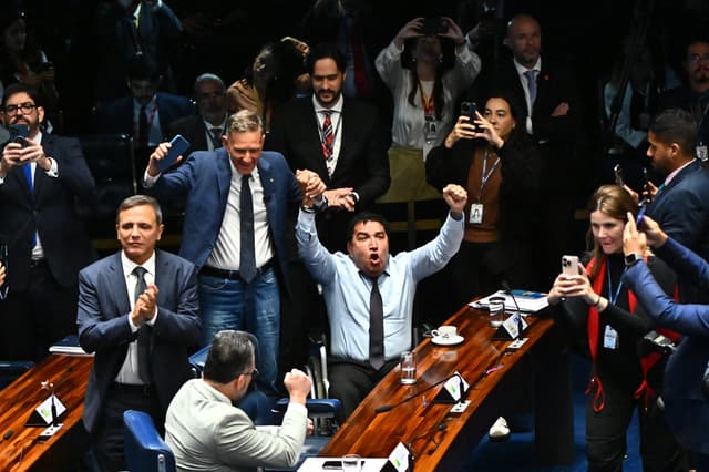 Parlamentares aprovam redução de penas de Bolsonaro e demais condenados. Reprodução: Elpais