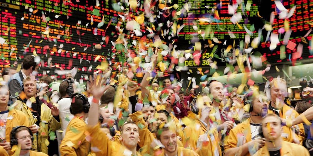 Traders celebram com confete após recuperação surpreendente do mercado de ações. Reprodução: Business Insider