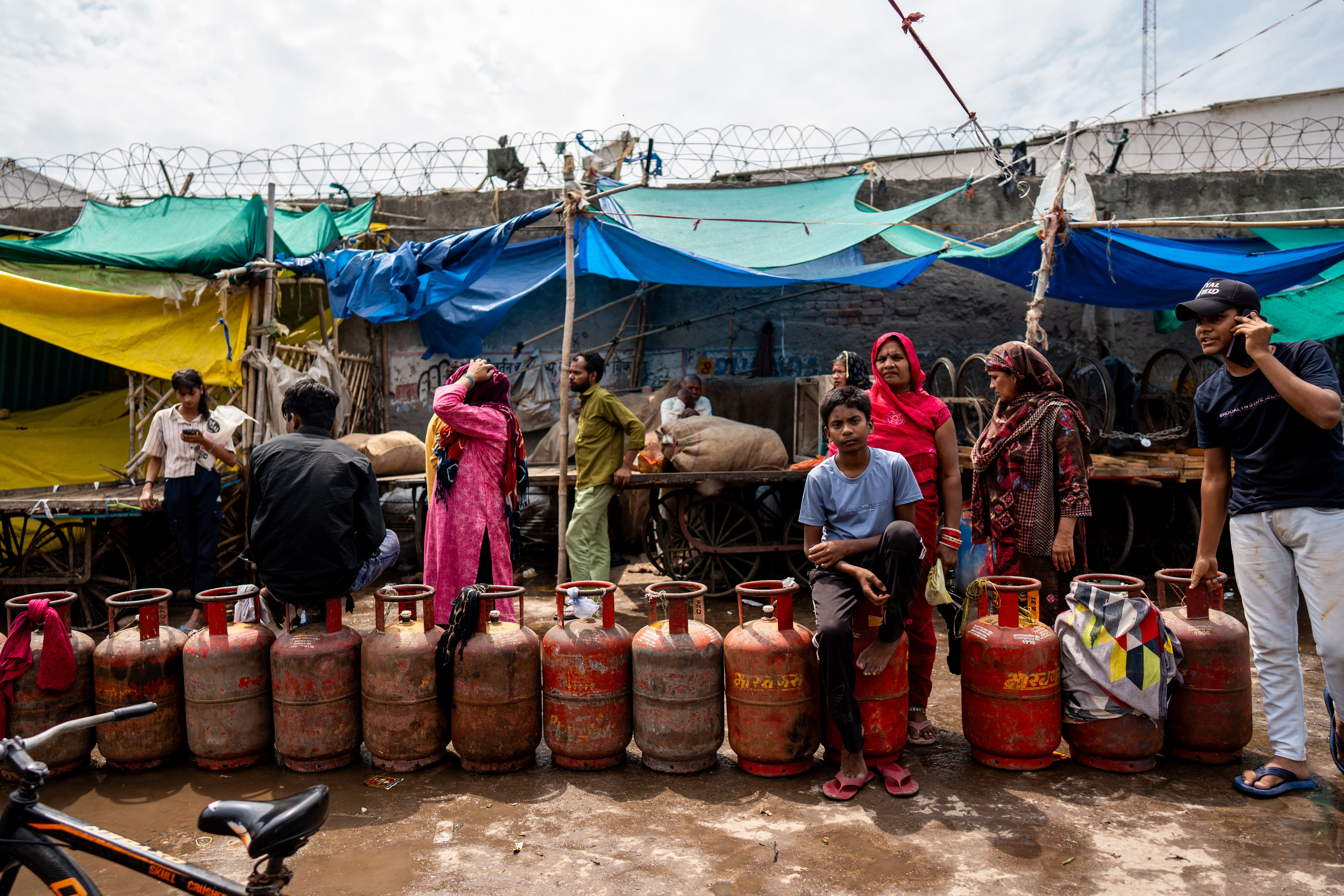 Crise do petróleo se espalha e faz 39 países cortarem impostos para conter disparada