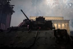 Parada militar em comemoração ao 250º aniversário do Exército dos EUA é planejada para Washington, DC. Reprodução: Sarah Silbiger/Getty Images