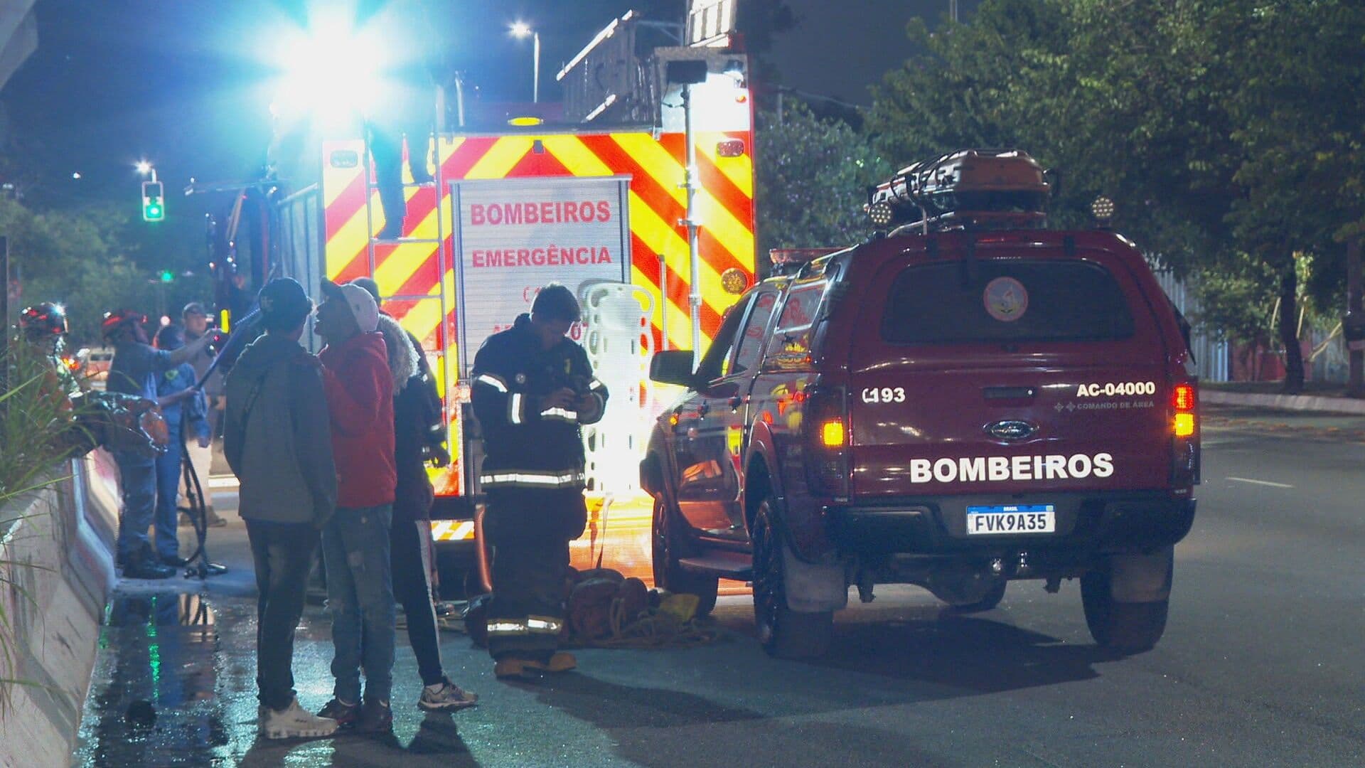 Bombeiros realizam resgate em córrego onde homem foi encontrado morto na Zona Sul de São Paulo. Reprodução: Globo