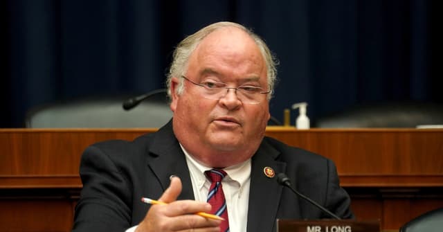 Casa Branca Aumenta Poder com Lealistas de Trump na OPM