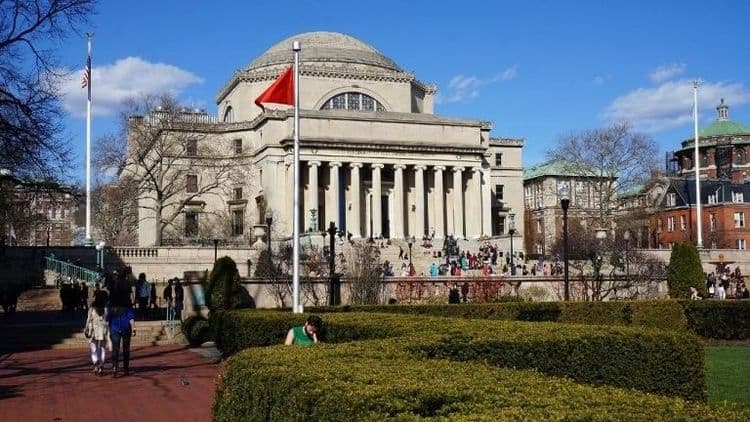 Universidade de Columbia aceita acordo de US$ 200 milhões com governo Trump para restaurar financiamento federal. Reprodução: Globo