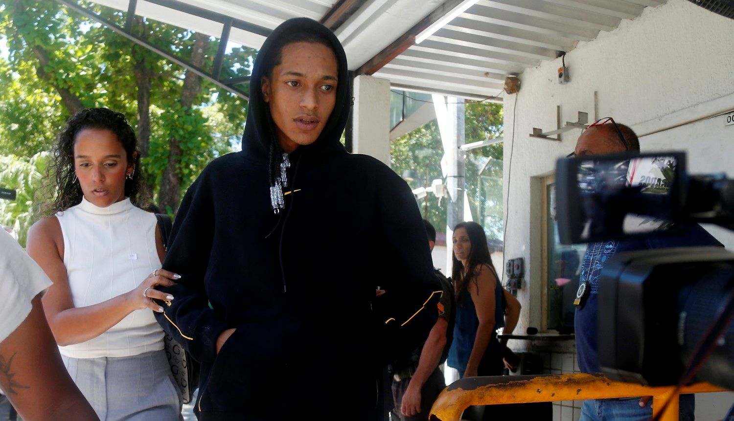 Policiais detêm cantor Mauro Davi dos Santos Nepomuceno em casa durante operação. Reprodução: Oglobo