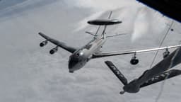 E-3 Sentry realiza missão de vigilância sobre a Europa Oriental, monitorando atividades russas. Legenda da imagem. Reprodução: Business Insider