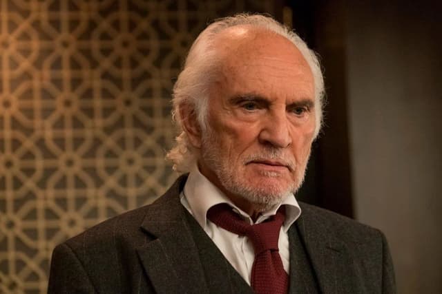 Terence Stamp em destaque no mistério de assassinato. Reprodução: Gizmodo