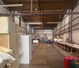 Proprietário de uma fábrica de estofados é autuado por funcionar sem licença ambiental em Ubá.; Reprodução: Globo