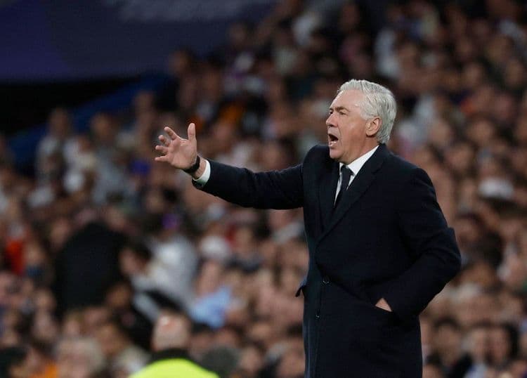 Carlo Ancelotti gesticula à beira do campo durante partida do Real Madrid. Reprodução: Globo