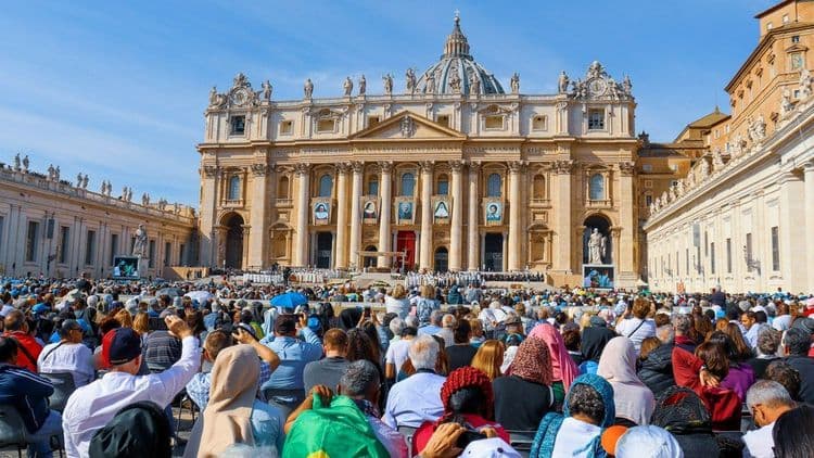 Cardeais votam no conclave, aguardando fumaça da Capela Sistina. Reprodução: iG