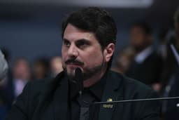 Moraes Devolve Equipamentos a Senador, Mas Retém Arma