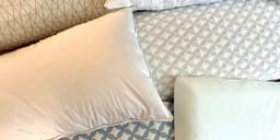 Pillows ideais para quem dorme de barriga para baixo oferecem conforto e suporte adequados. Reprodução: Business Insider