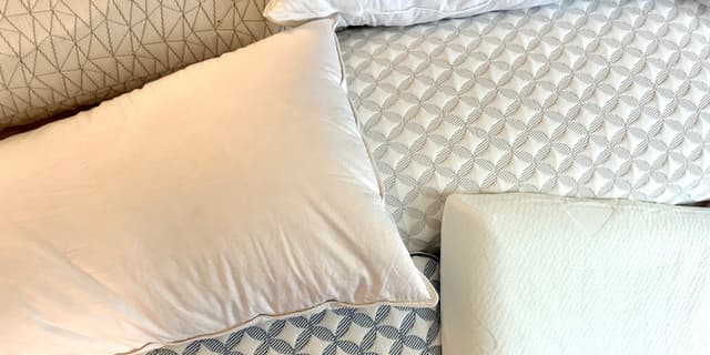 Pillows ideais para quem dorme de barriga para baixo oferecem conforto e suporte adequados. Reprodução: Business Insider