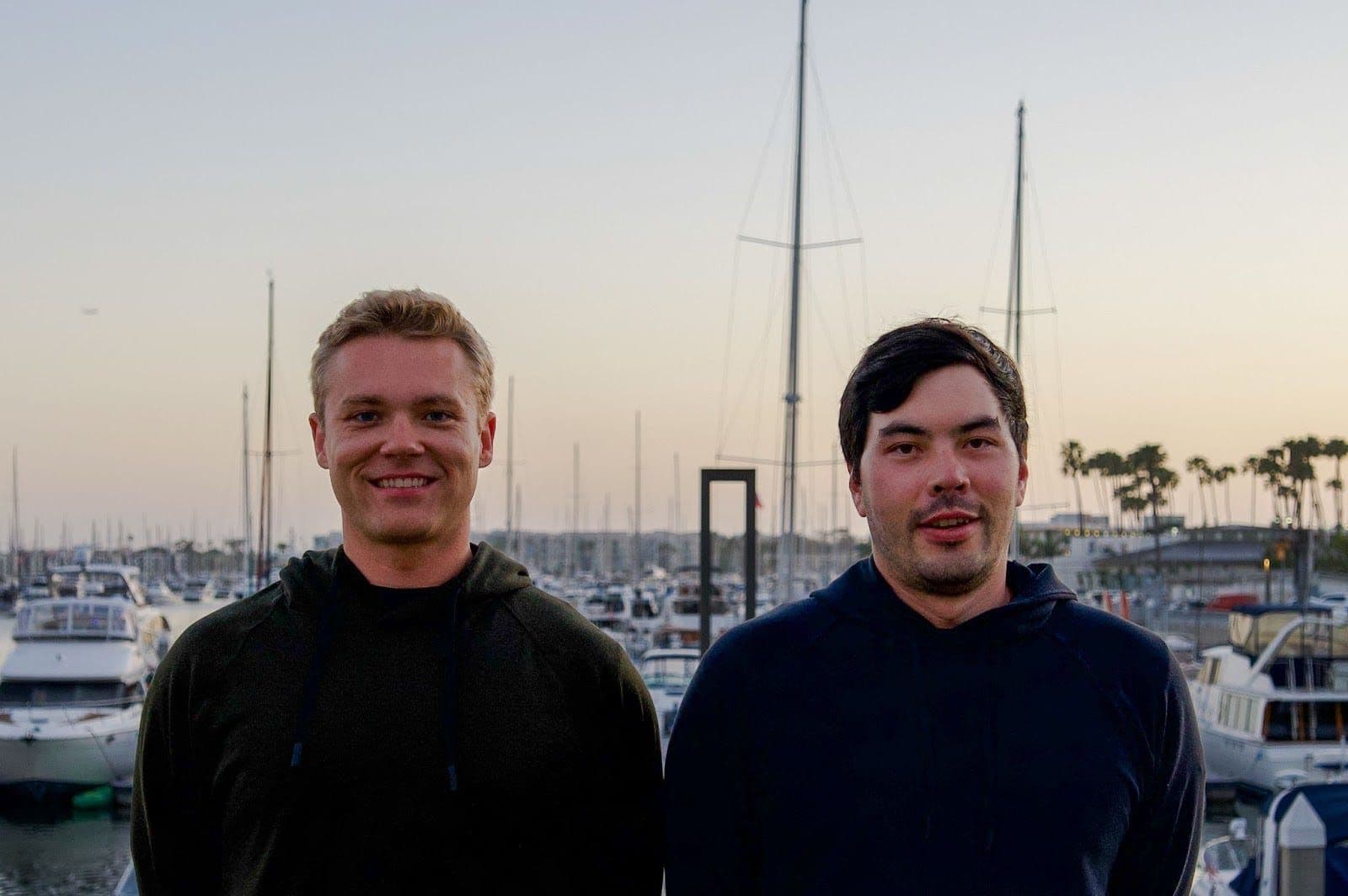 Cofundadores da AndrenaM, Matej Cernosek e Alex Chu, impulsionam inovações em tecnologia marítima. Reprodução: Business Insider