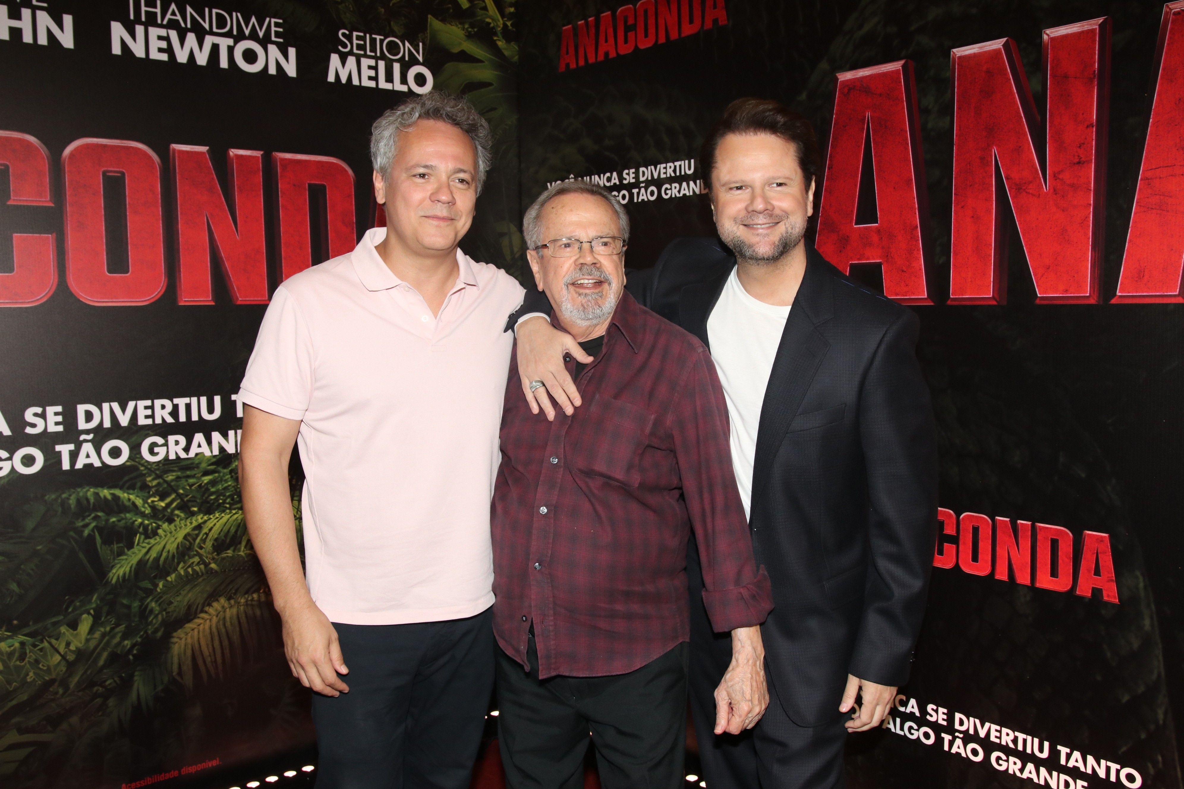 Selton Mello e Danton posam com o pai na premiere do filme Anaconda no Rio. Reprodução: Gshow