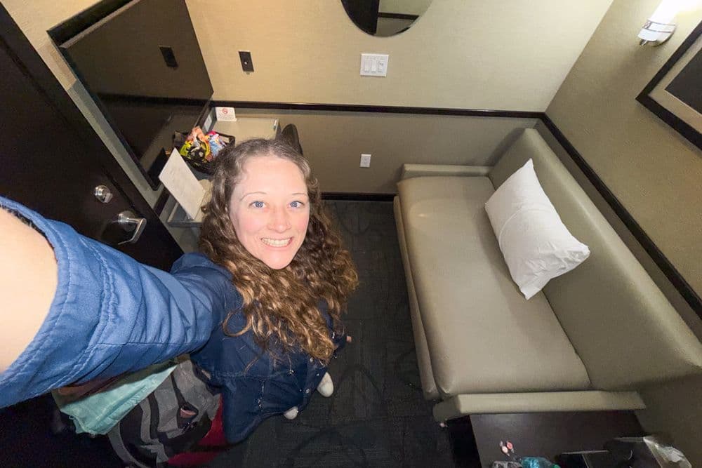 Jenna DeLaurentis relaxa em um suite privada no aeroporto de Dallas-Fort Worth.; Reprodução: Business Insider