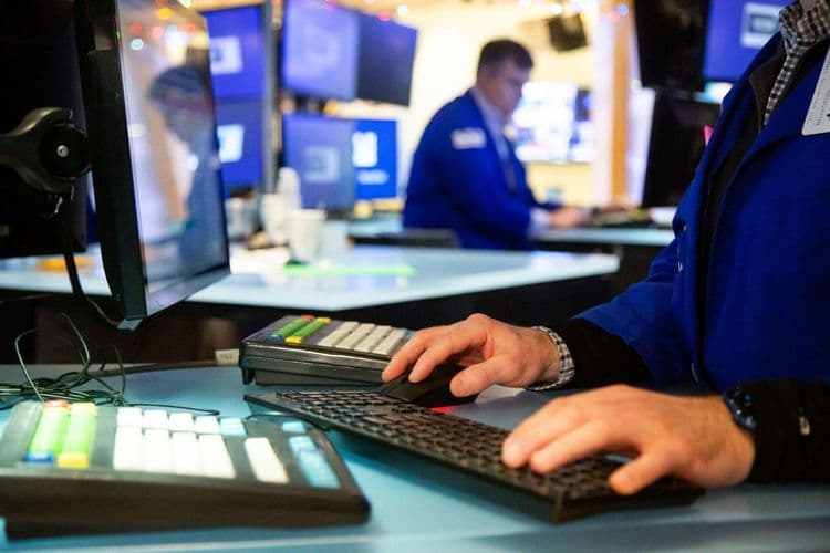 Bolsas de Nova York reagem a tarifas de Trump e dados econômicos