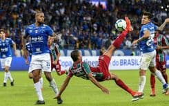 Legenda da imagem: João Pedro, reforço do Chelsea, brilha em partida contra o Flu e desafia o goleiro Fábio. Reprodução: Esporte iG
