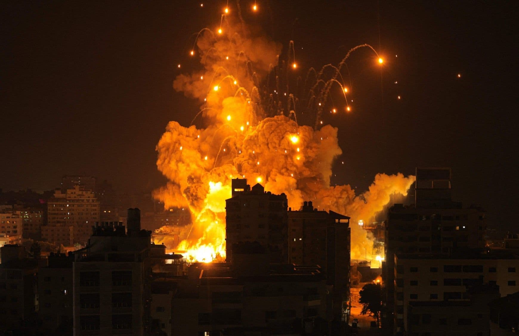 Explosão de míssel em Gaza durante ataque aéreo israelense. Reprodução: Globo