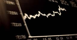Ibovespa opera estável aos 137.127 pontos e dólar em leve alta a R$ 5,49. Reprodução: Veja