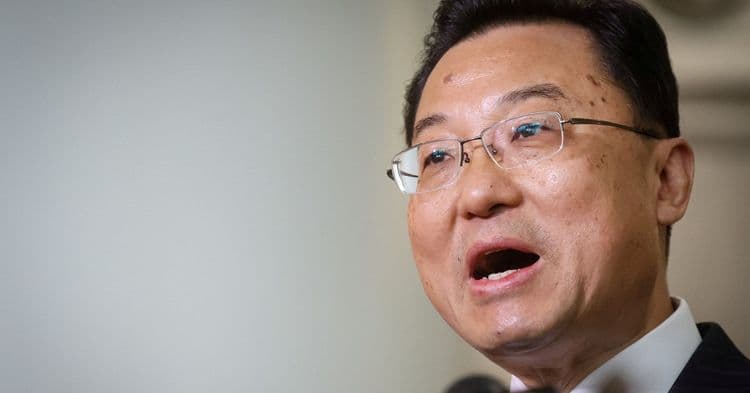 Em uma reunião, embaixador chinês solicita acordo com os EUA e alerta sobre retaliações na guerra comercial. Reprodução: Reuters