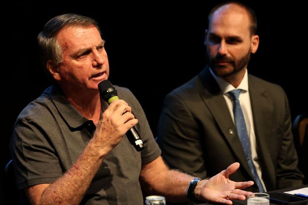 Eduardo Bolsonaro sugere saída do Brasil da OMS
